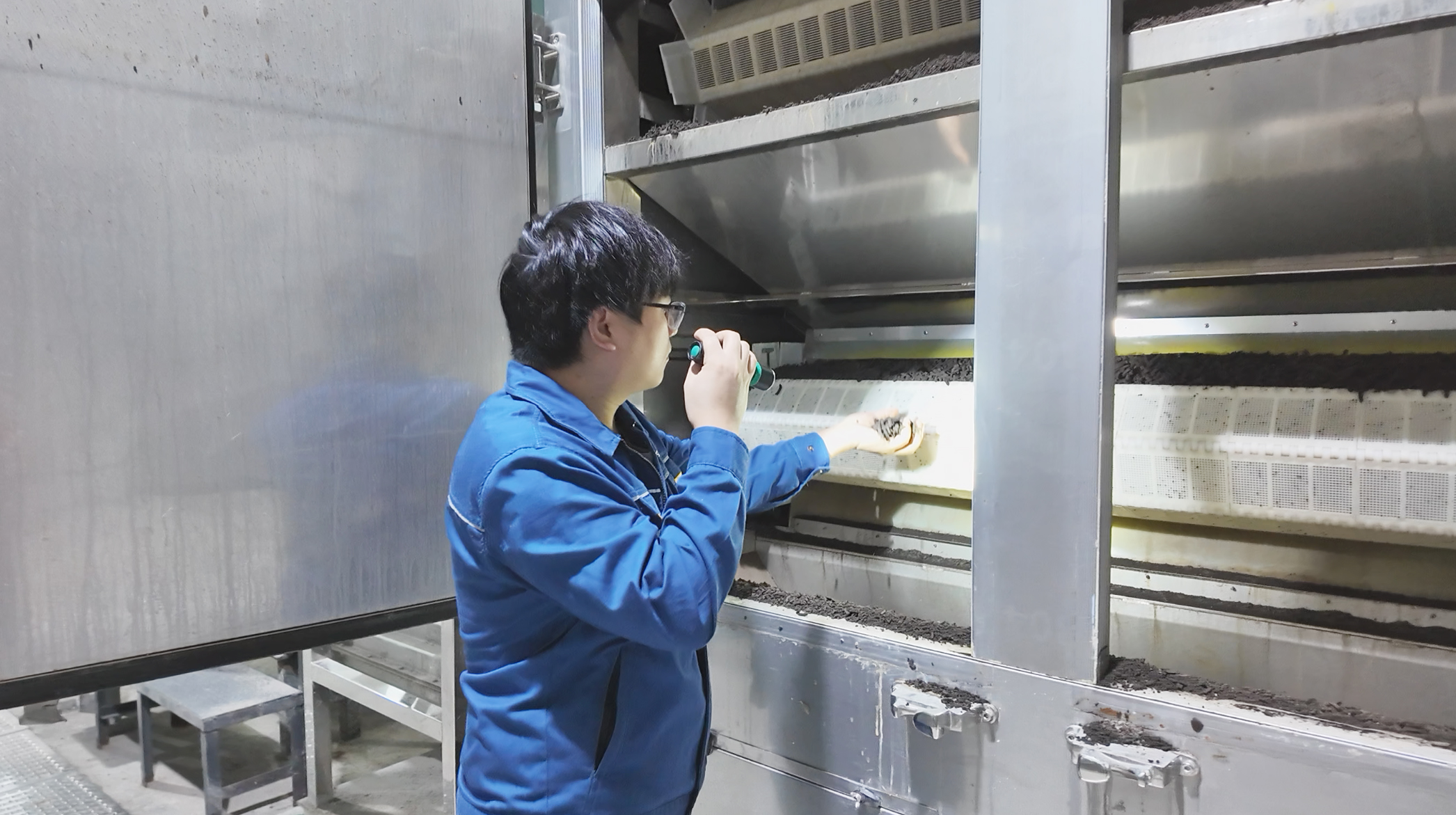 酒厂污泥变废为宝，晟启低温干化机打造绿色财富新路径